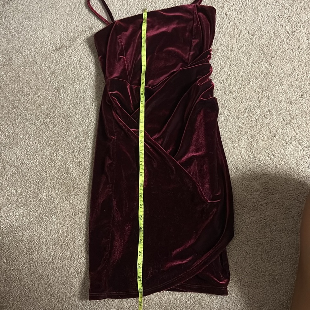 Windsor Burgundy Homecoming dress - Picture 3 of 5